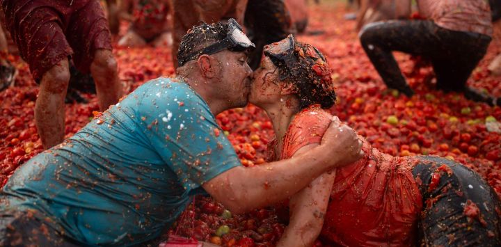 Una pareja se besa durante el XVI Festival de la Lucha del Tomate, conocido como "Tomatina", en Sutamarchan, departamento de Boyacá, Colombia.