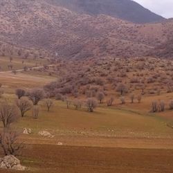 La zona parece aislada, con muy poca vegetación visible en las montañas