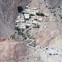 El misterioso asentamiento fue construido en lo profundo de un valle montañoso.
