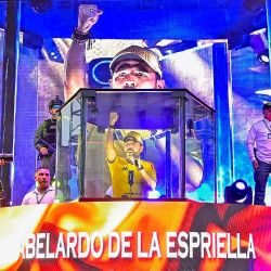 El candidato presidencial colombiano Abelardo de la Espriella, del movimiento Salvadores de la Patria, gesticula mientras se dirige a sus simpatizantes tras un cristal antibalas durante un mitin de campaña en Cartagena, Colombia. La segunda vuelta de las elecciones presidenciales en Colombia se celebrará el 21 de junio. | Foto:MANUEL PEDRAZA / AFP