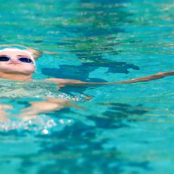 La australiana Kaylee McKeown nada durante la final de los 100 metros espalda femeninos en las pruebas de selección australianas de natación en el Centro Acuático del Parque Olímpico de Sídney, en Sídney, Australia. | Foto:DAVID GRAY / AFP