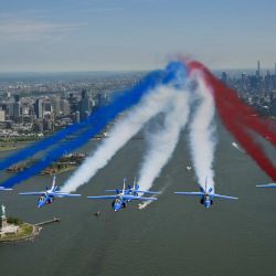 La Patrouille de France sobrevuela la Estatua de la Libertad en el puerto de Nueva York en conmemoración del 250 aniversario de la independencia estadounidense, en la ciudad de Nueva York. | Foto:Angela Weiss / AFP