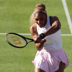 La tenista estadounidense Serena Williams regresa a la cancha mientras juega con la canadiense Victoria Mboko contra la también estadounidense Nicole Melichar-Martinez y la neozelandesa Erin Routliffe durante su partido de dobles de octavos de final en el Campeonato de Tenis WTA HSBC en el Queen's Club, al oeste de Londres. | Foto:Adrian Dennis / AFP