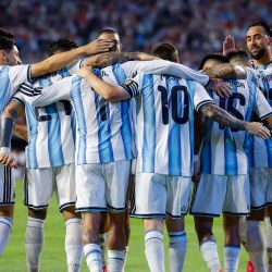 Lionel Messi de Argentina celebra con sus compañeros tras marcar el segundo gol de su equipo durante el partido amistoso internacional entre Argentina e Islandia en el estadio Jordan-Hare en Auburn, Alabama. | Foto:Todd Kirkland / GETTY IMAGES NORTH AMERICA / Getty Images vía AFP