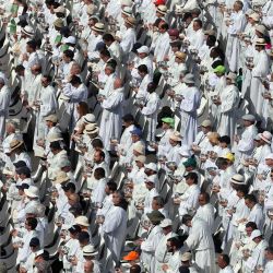 Los sacerdotes sostienen copones con las hostias sagradas antes de administrar la Comunión a los fieles en las calles aledañas a la Plaza de Cibeles, durante la Santa Misa oficiada por el Papa León XIV en Madrid. | Foto:Pierre-Philippe Marcou / AFP