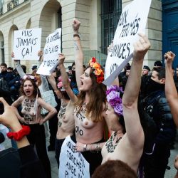 Miembros del grupo activista feminista radical internacional FEMEN participan en una manifestación no autorizada en la Plaza Vendôme, frente al Ministerio de Justicia francés en París. A petición del colectivo Mouv'Enfants y otras organizaciones, exigen una ley contra la violencia hacia los menores tras la muerte de Lyhanna, una niña de 11 años hallada muerta el 4 de junio, después de haber sido reportada como desaparecida el 29 de mayo en el suroeste de Francia. | Foto:GEOFFROY VAN DER HASSELT / AFP