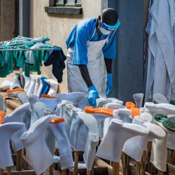 Un trabajador sanitario seca botas de goma y guantes al sol en la unidad de aislamiento del Hospital Nacional de Referencia Mulago en Kampala, Uganda. El director general de la Organización Mundial de la Salud (OMS) visitó Uganda y elogió sus esfuerzos para limitar la propagación del brote de ébola procedente de la vecina República Democrática del Congo. | Foto:BADRU KATUMBA / AFP