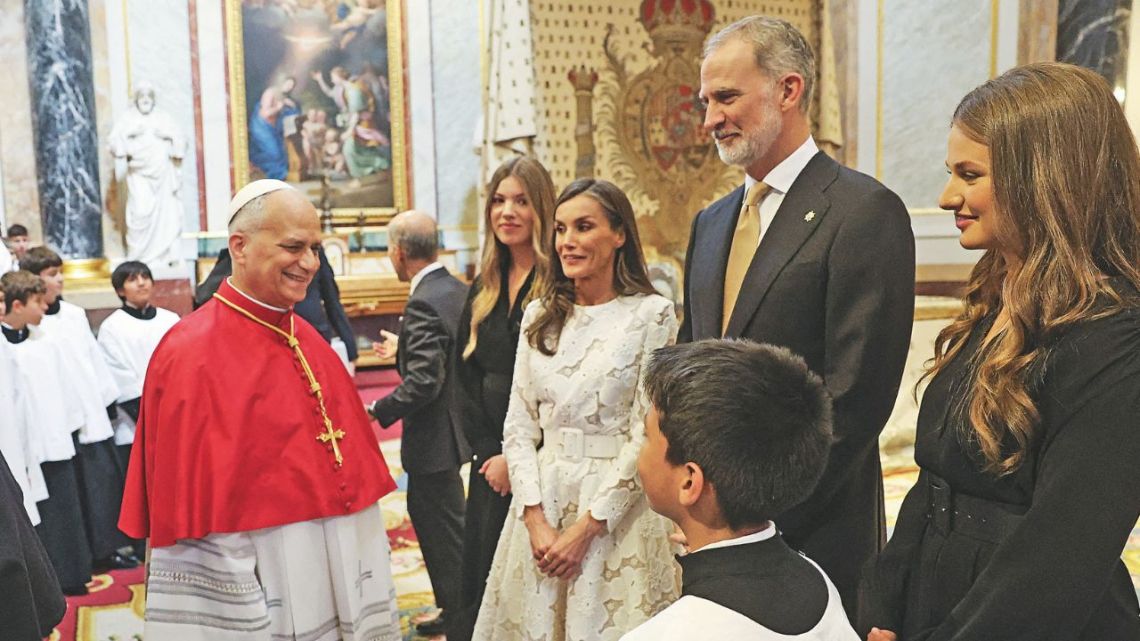 La reina Letizia Ortiz deslumbró en la visita del papa León XIV a España con un elegante look