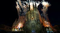 Fuegos artificiales durante la inauguración de la torre de Jesucristo por parte del papa León XIV en la basílica de la Sagrada Familia