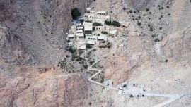 El misterioso asentamiento fue construido en lo profundo de un valle montañoso.