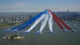 La Patrouille de France sobrevuela la Estatua de la Libertad en el puerto de Nueva York en conmemoración del 250 aniversario de la independencia estadounidense, en la ciudad de Nueva York.