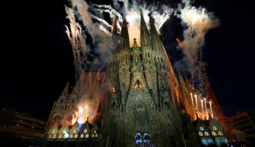 Fuegos artificiales durante la inauguración de la torre de Jesucristo por parte del papa León XIV en la basílica de la Sagrada Familia