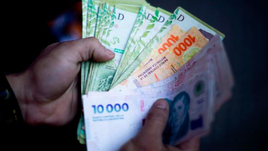 Argentine peso drops most over eight weeks since midterm sell-off