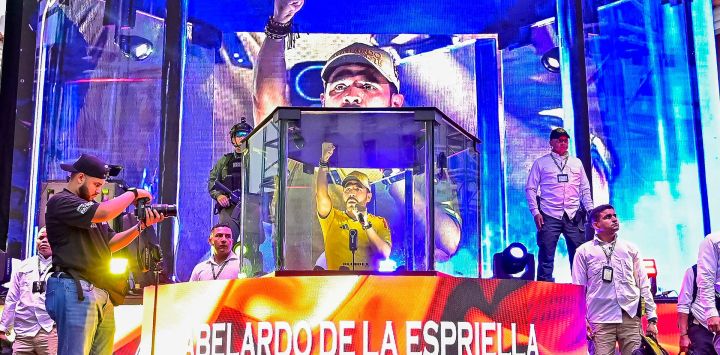 El candidato presidencial colombiano Abelardo de la Espriella, del movimiento Salvadores de la Patria, gesticula mientras se dirige a sus simpatizantes tras un cristal antibalas durante un mitin de campaña en Cartagena, Colombia. La segunda vuelta de las elecciones presidenciales en Colombia se celebrará el 21 de junio.