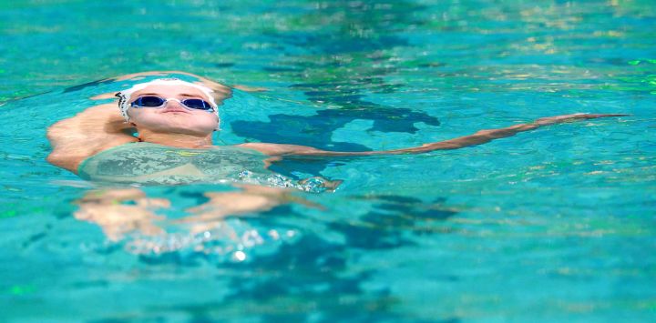 La australiana Kaylee McKeown nada durante la final de los 100 metros espalda femeninos en las pruebas de selección australianas de natación en el Centro Acuático del Parque Olímpico de Sídney, en Sídney, Australia.