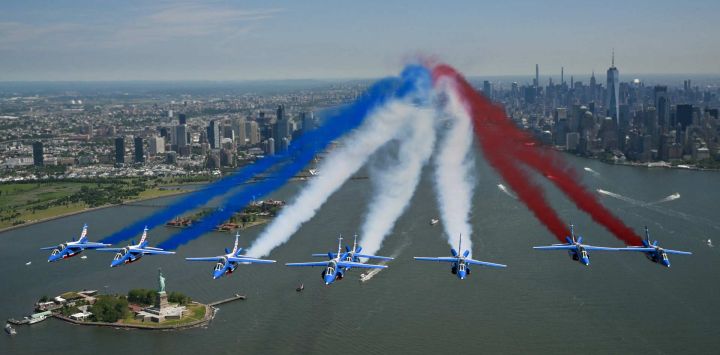 La Patrouille de France sobrevuela la Estatua de la Libertad en el puerto de Nueva York en conmemoración del 250 aniversario de la independencia estadounidense, en la ciudad de Nueva York.
