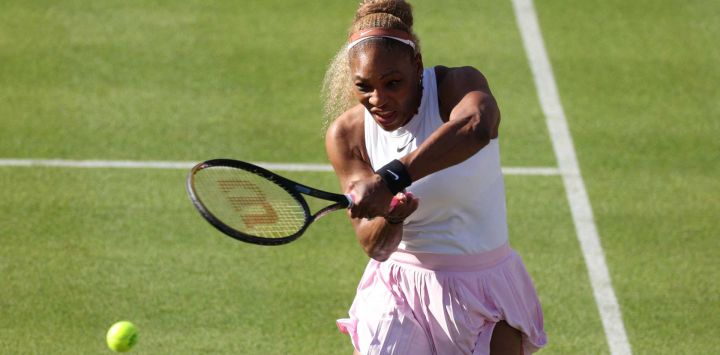 La tenista estadounidense Serena Williams regresa a la cancha mientras juega con la canadiense Victoria Mboko contra la también estadounidense Nicole Melichar-Martinez y la neozelandesa Erin Routliffe durante su partido de dobles de octavos de final en el Campeonato de Tenis WTA HSBC en el Queen's Club, al oeste de Londres.