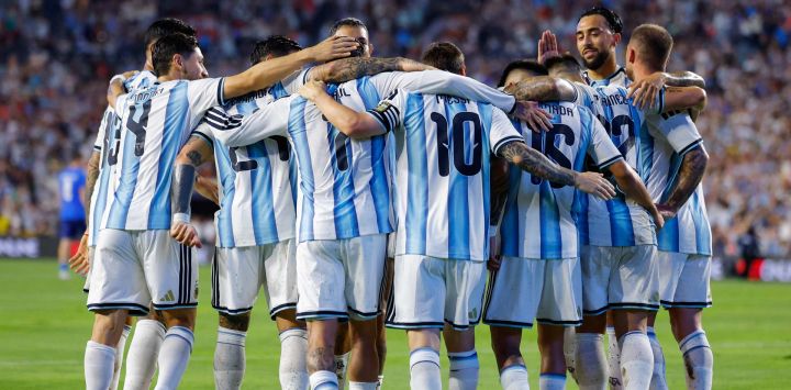 Lionel Messi de Argentina celebra con sus compañeros tras marcar el segundo gol de su equipo durante el partido amistoso internacional entre Argentina e Islandia en el estadio Jordan-Hare en Auburn, Alabama.