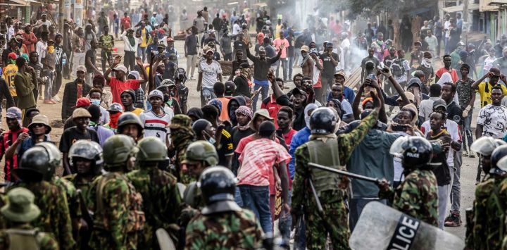 Manifestantes se congregan y se enfrentan a agentes de la policía keniana durante una protesta contra un controvertido centro de cuarentena para el ébola, construido por Estados Unidos en la base aérea de Laikipia, en Nanyuki. Varios kenianos fueron arrestados ese mismo día en las últimas protestas contra la construcción de un centro de cuarentena para ciudadanos estadounidenses en una ciudad turística. El centro, ubicado en la base aérea de Laikipia, en Nanyuki, a la sombra del monte Kenia, albergará a los estadounidenses procedentes de la República Democrática del Congo (RDC), país que sufre un importante brote de ébola.