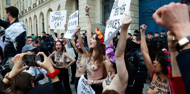 Miembros del grupo activista feminista radical internacional FEMEN participan en una manifestación no autorizada en la Plaza Vendôme, frente al Ministerio de Justicia francés en París. A petición del colectivo Mouv'Enfants y otras organizaciones, exigen una ley contra la violencia hacia los menores tras la muerte de Lyhanna, una niña de 11 años hallada muerta el 4 de junio, después de haber sido reportada como desaparecida el 29 de mayo en el suroeste de Francia.