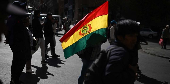Personas con banderas bolivianas participan en una marcha contra los bloqueos y para exigir la renuncia del presidente de Bolivia, Rodrigo Paz, en La Paz. La Asamblea Nacional de Bolivia autorizó al presidente Rodrigo Paz a utilizar al ejército para despejar los bloqueos viales que han paralizado ciudades clave durante semanas.