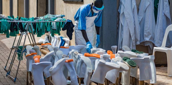 Un trabajador sanitario seca botas de goma y guantes al sol en la unidad de aislamiento del Hospital Nacional de Referencia Mulago en Kampala, Uganda. El director general de la Organización Mundial de la Salud (OMS) visitó Uganda y elogió sus esfuerzos para limitar la propagación del brote de ébola procedente de la vecina República Democrática del Congo.