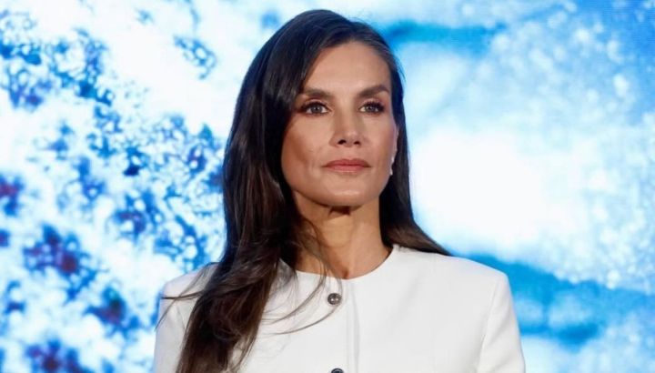 La reina Letizia recibió al papa León XIV en la Sagrada Familia: look total white, bendición y máxima cordialidad