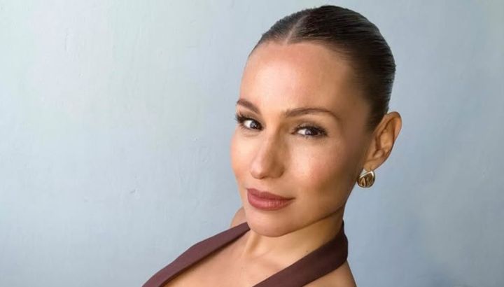Pampita tiene el abrigo en el color tendencia que las mujeres más elegantes combinarán con jeans wide leg este invierno