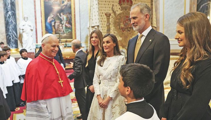 La reina Letizia Ortiz deslumbró en la visita del papa León XIV a España con un elegante look