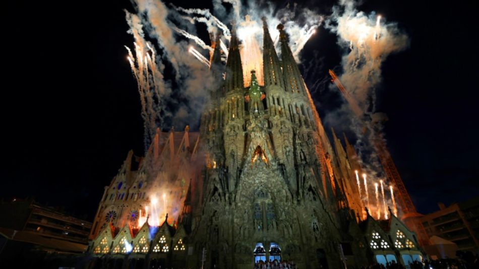 Fuegos artificiales durante la inauguración de la torre de Jesucristo por parte del papa León XIV en la basílica de la Sagrada Familia