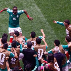 El delantero mexicano Julián Quiñones, celebra el primer gol de su equipo durante el partido de fútbol del Grupo A del Mundial 2026 entre México y Sudáfrica en el Estadio Ciudad de México. | Foto:Rodrigo Oropeza / AFP