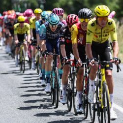 El pelotón de ciclistas pedalea durante la quinta etapa del Tour Auvergne-Rhone-Alpes, de 195,8 km entre Saint-Chamond y Villars-les-Dombes, en el centro de Francia. | Foto:ANNE-CHRISTINE POUJOULAT / AFP