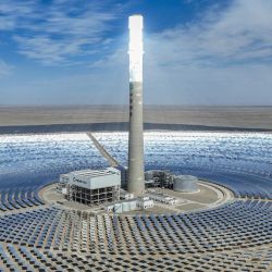 Esta fotografía aérea muestra el proyecto de «100 MW de energía solar térmica + 600 MW de energía fotovoltaica» en la Base Complementaria Multienergética de Jinta, en Jiuquan, provincia de Gansu, al noroeste de China. | Foto:CN-STR / AFP