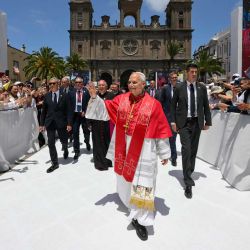 Esta fotografía, distribuida por The Vatican Media, muestra al Papa León XIV saludando a la gente a las afueras de la catedral de Santa Ana, donde mantuvo una reunión con obispos, sacerdotes, diáconos, religiosos, seminaristas y pastoralistas en Las Palmas, en la isla canaria de Gran Canaria, un lugar acostumbrado a la llegada de migrantes. | Foto:Simone Risoluti / VATICAN MEDIA / AFP
