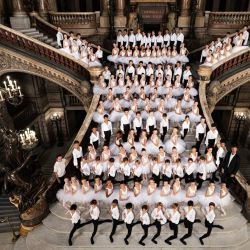 Estudiantes de la Escuela de Danza de la Ópera de París posan en la Gran Escalera de la Ópera Garnier de París. Es una tradición transmitida oralmente, de generación en generación: en la Escuela de Ballet de la Ópera de París, los estudiantes aprenden el arte del ballet clásico francés, un legado artístico con tres siglos de historia que atrae cada vez a más bailarines extranjeros. | Foto:JOEL SAGET / AFP
