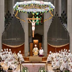 Felipe VI y la reina Letizia (abajo, derecha) asisten a una misa oficiada por el papa León XIV (centro) en la Basílica de la Sagrada Familia y a la inauguración de la torre de Jesucristo en Barcelona. | Foto:STEFANO RELLANDINI / AFP
