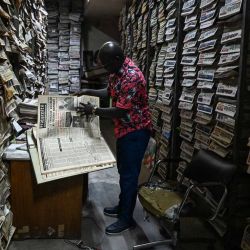 Jean-Baptiste Adoule, archivero del periódico gubernamental Fraternité Matin, revisa ejemplares archivados en la sede del periódico en Adjame, un barrio popular de Abiyán. Periodistas de Costa de Marfil han alertado sobre lo que consideran intentos del gobierno de coartar y controlar su profesión. La libertad de prensa está más consolidada en Costa de Marfil que en otros países de África Occidental, pero sigue siendo precaria en medio del declive de una región azotada por conflictos y sometida a presiones políticas y económicas. | Foto:SIA KAMBOU / AFP