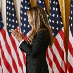 La Primera Dama Melania Trump preside la ceremonia de entrega de premios del Desafío Presidencial de Inteligencia Artificial a los campeones nacionales en el Salón Este de la Casa Blanca en Washington, D.C.. | Foto:BRENDAN SMIALOWSKI / AFP
