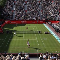 La tenista estadounidense Serena Williams saca mientras juega con la canadiense Victoria Mboko contra la estadounidense Nicole Melichar-Martinez y la neozelandesa Erin Routliffe durante su partido de dobles de octavos de final del Campeonato de Tenis WTA HSBC en el Queen's Club, al oeste de Londres. | Foto:Adrian Dennis / AFP