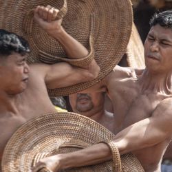 Los aldeanos participan en el ritual anual "Perang Pandan" (lucha de hojas de Pandanus), conocido localmente como "Mekare-kare", que honra a Indra, el dios hindú de la guerra, en Tenganan Pegringsingan, en la isla turística de Bali, Indonesia. | Foto:Lana Priatna / AFP