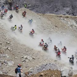 Los competidores dan inicio a la carrera en sus motocicletas durante el evento Red Bull Hare Scramble, que forma parte del Erzbergrodeo en Erzberg, Eisenerz, Austria. | Foto:ERWIN SCHERIAU / APA / AFP