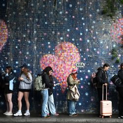 Los fans del cantante británico Harry Styles hacen cola para entrar en una tienda efímera que vende merchandising antes de la etapa británica de su gira Harry Styles: Together, Together, en el este de Londres, víspera del concierto inaugural. | Foto:JUSTIN TALLIS / AFP