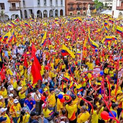 Simpatizantes del candidato presidencial colombiano Abelardo de la Espriella, del movimiento Salvadores de la Patria, ondean banderas nacionales durante un mitin de campaña en Cartagena, Colombia. La segunda vuelta de las elecciones presidenciales en Colombia se celebrará el 21 de junio. | Foto:MANUEL PEDRAZA / AFP