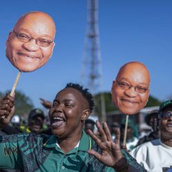Simpatizantes del partido uMkhonto we Sizwe (MK) sostienen máscaras con la imagen del expresidente sudafricano y líder del partido, Jacob Zuma, durante una marcha de protesta en Durban, Sudáfrica. | Foto:RAJESH JANTILAL / AFP