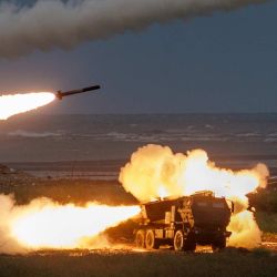 Un sistema de cohetes de artillería de alta movilidad M142 (HIMARS) del ejército taiwanés lanza proyectiles durante un ejercicio de entrenamiento con fuego real en Taichung. | Foto:Cheng Yu-chen / AFP