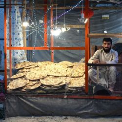 Un vendedor de pan espera a los clientes en una calle del distrito de Argo, en la provincia afgana de Badakhshan. | Foto:OMER ABRAR / AFP