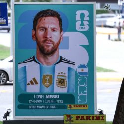 Una gran pegatina de Panini con la imagen del delantero argentino Lionel Messi aparece en una calle de San Pedro Garza García, cerca de Monterrey, México, durante antes del Mundial de Fútbol de 2026. | Foto:Julio César Aguilar / AFP