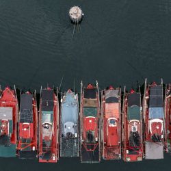 Una vista aérea muestra barcos de pesca amarrados en un refugio contra tifones en Hong Kong. | Foto:DALE DE LA REY / AFP