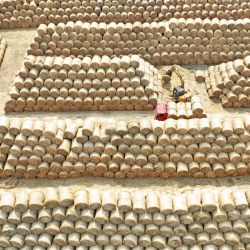 Vista aérea tomada con un dron de agricultores clasificando paja de trigo reciclada, en el distrito de Tancheng, en la ciudad de Linyi de la provincia de Shandong, en el este de China. | Foto:Xinhua/Zhang Chunlei