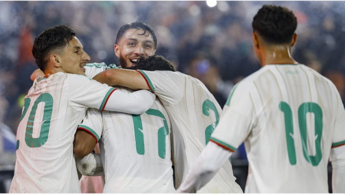 Argélia derrotou a Bolívia por 4 a 0 a portas fechadas e já pensa na estreia na Copa do Mundo contra a seleção argentina Argélia derrotou a Bolívia por 4 a 0 a portas fechadas e já pensa na estreia na Copa do Mundo contra a seleção argentina